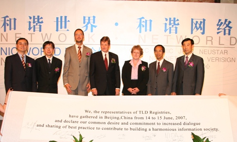 7 TLD registries' representatives holding the declaration